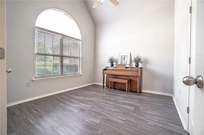 Building Photo - Spacious 4BR home in Bentonville with solar panels & Tesla EV charger!