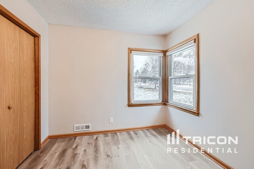 Building Photo - 406 E River St