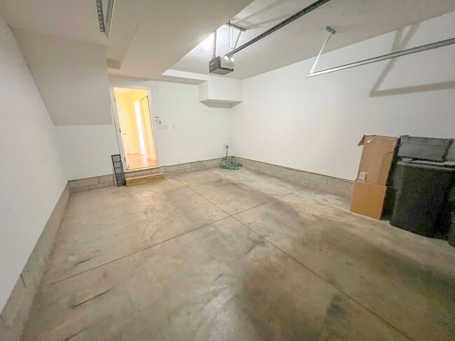 Building Photo - Expansive Dublin Condo for Rent in The Fal...