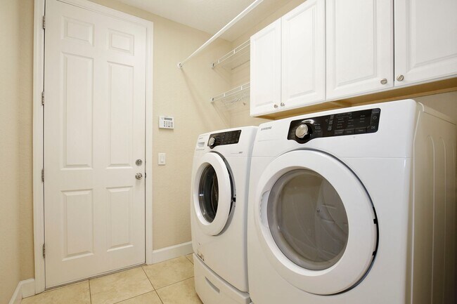 Building Photo - Stylish and Spacious 3/2.5 Townhome with Premium Features and Community Pools