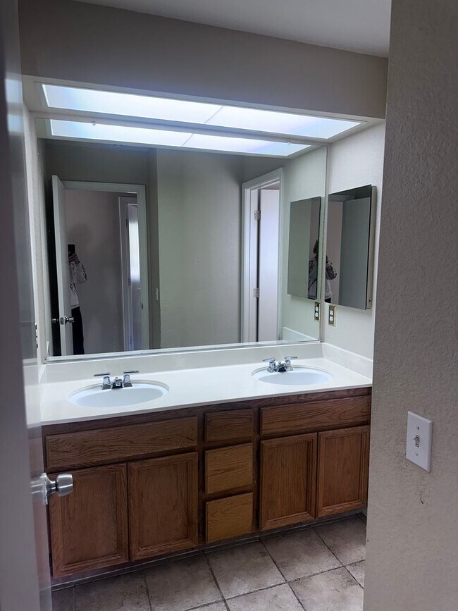 Building Photo - FABULOUS 4 BEDROOM MEDITERRANEAN RENTAL!