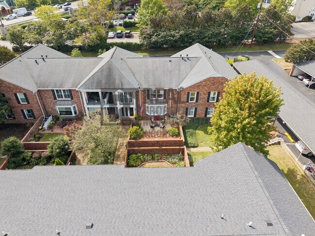 Building Photo - 5025 Hillsboro Pike