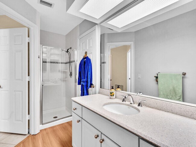 Building Photo - 5680 Coach House Cir