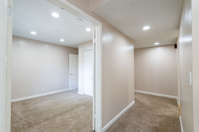 Building Photo - Cute 2 Bedroom Duplex in Great Morgan Hill...