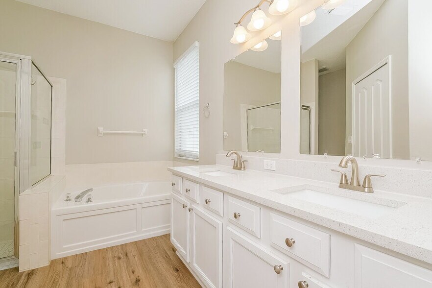 Building Photo - 18211 Hollyhills Way