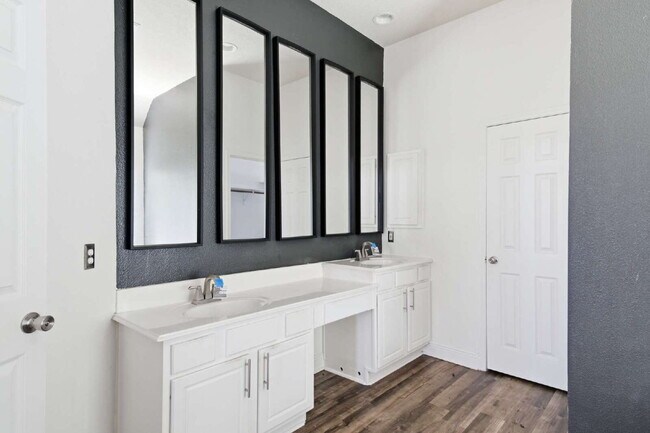 Building Photo - 11602 Canyon Mills Dr