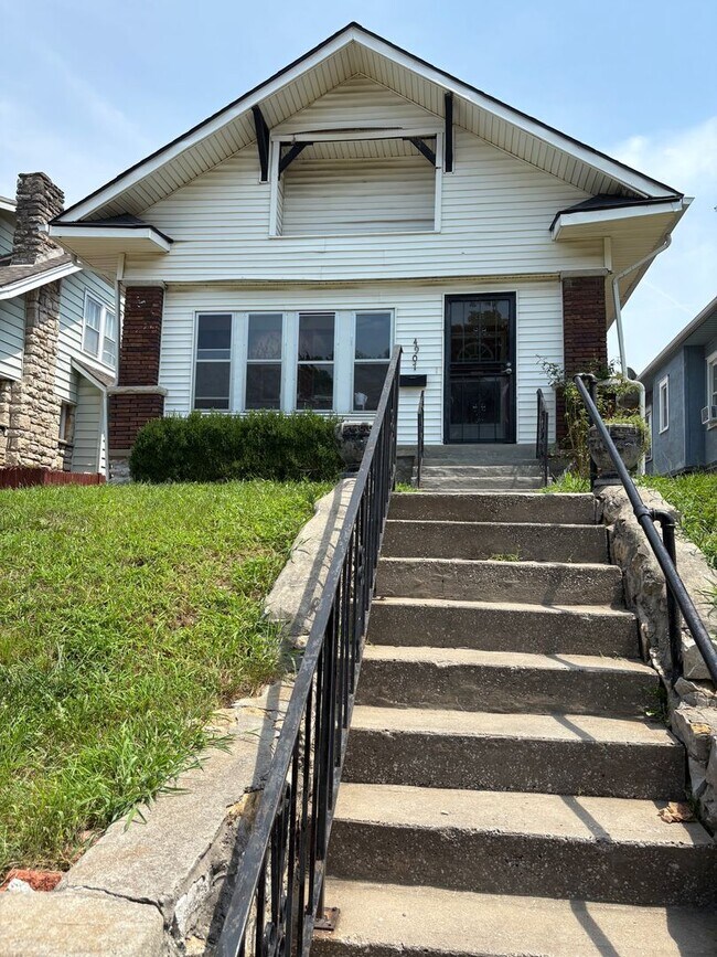 Building Photo - Beautiful 4 bedrooms and 2 bathrooms!