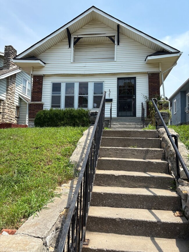 Primary Photo - Beautiful 4 bedrooms and 2 bathrooms!