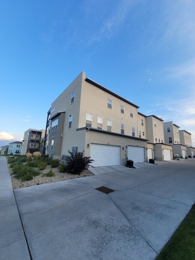 Building Photo - "Spacious 4-Bed Townhouse with Scenic View...