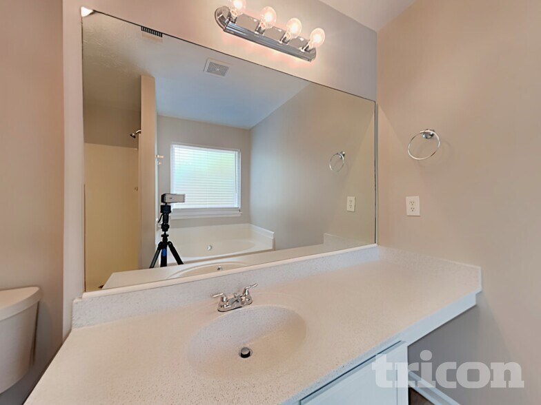 Building Photo - 7020 Setters Way