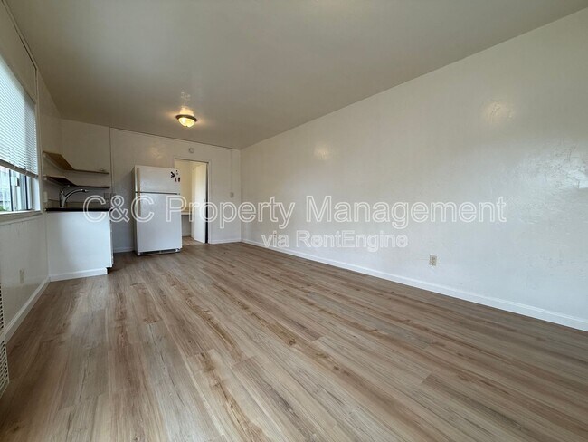 Building Photo - 345 English