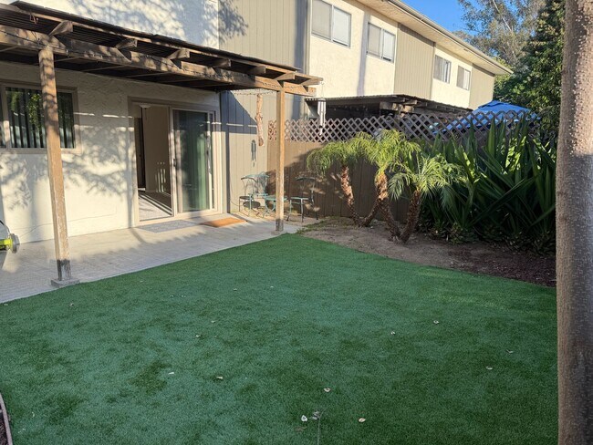 Building Photo - Excellent 2 bedroom 2 bathroom single story condo with private backyard.
