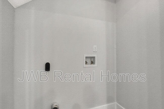 Building Photo - 834 4th Ave S