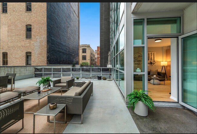 Building Photo - 225 S Sangamon St