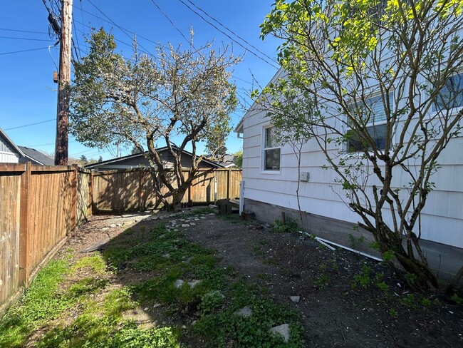 Building Photo - Stunning 2 bd 1 ba House with a basement a...