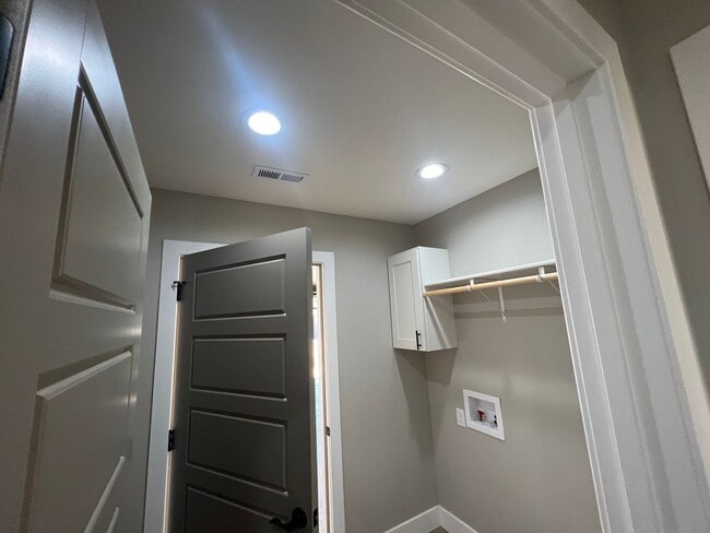 Building Photo - Charming 3 Bedroom house in Summit Pass