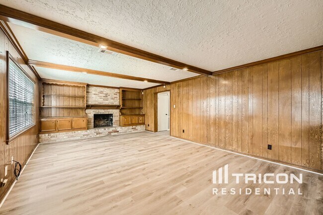 Building Photo - 16527 Pilgrims Cir