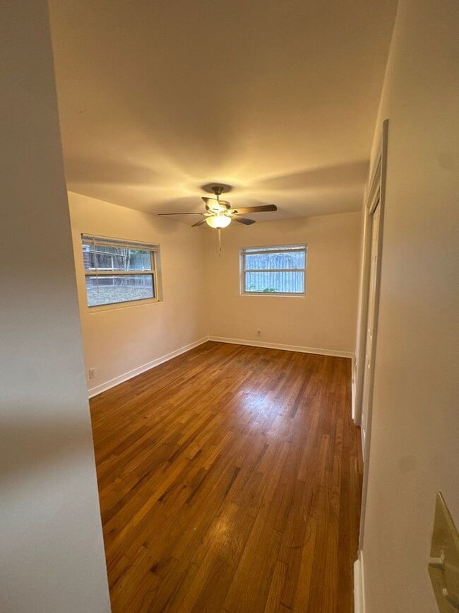 Building Photo - 4 bedroom 2.5 bath house with large yard!!