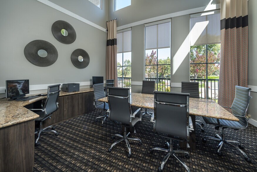 Building Photo - 1570 Vista Club Cir