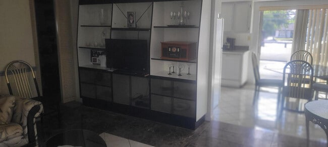 Building Photo - 320 SW 1st St