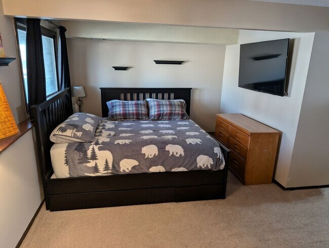 Building Photo - Awesome 3 bed unit