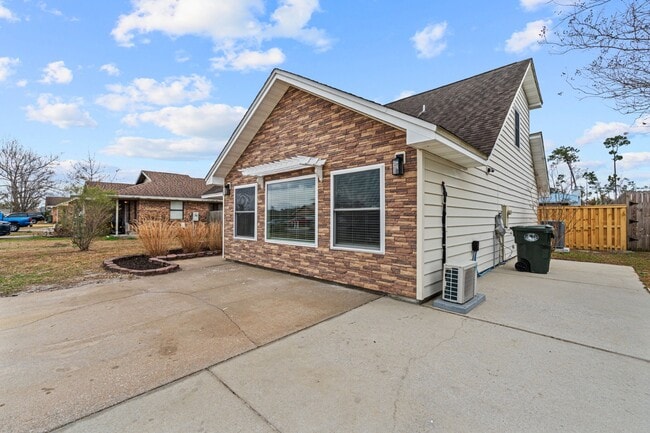 Building Photo - 505 Carrie Ln