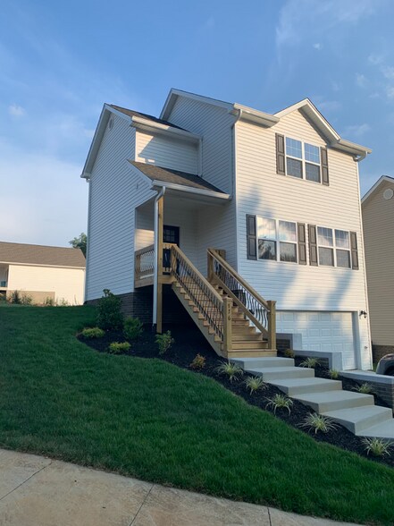 Primary Photo - 176 Ridge Pointe Dr