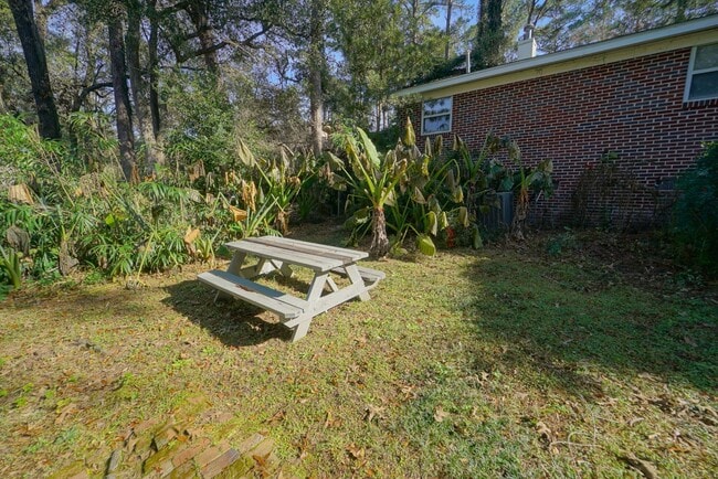 Building Photo - Cozy 3/2 Single Family Home