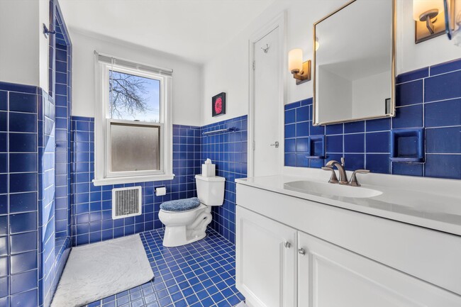 Building Photo - 5457 N Berkeley Blvd