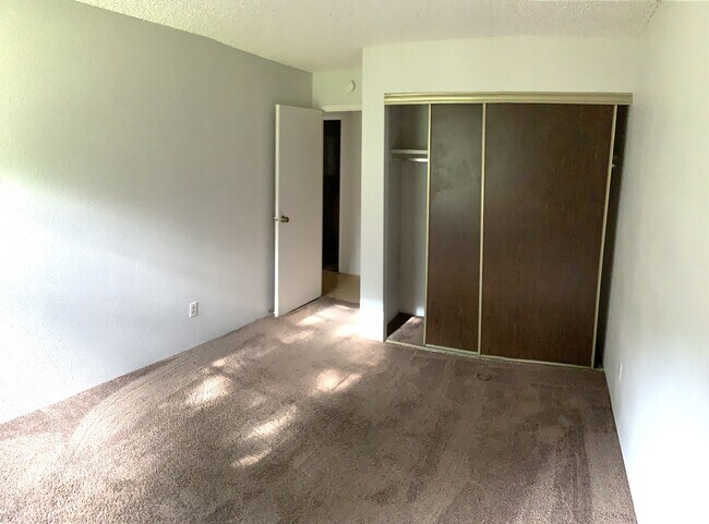 Building Photo - 1350 Golden Cir