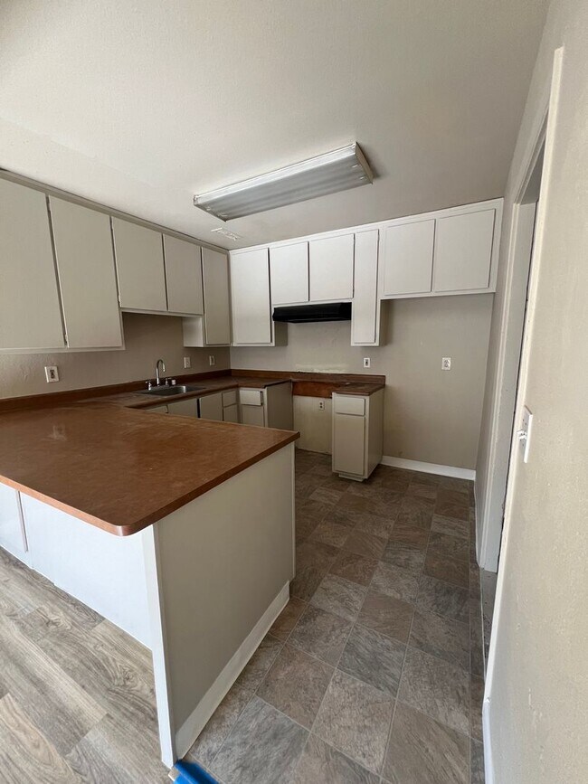 Building Photo - 6320  Lignos 5505-07 Missie