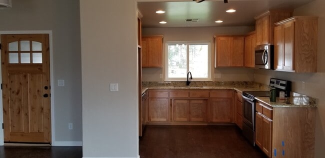 Building Photo - Redwood Area, Cul-de-sac Home close to Medical and Shopping