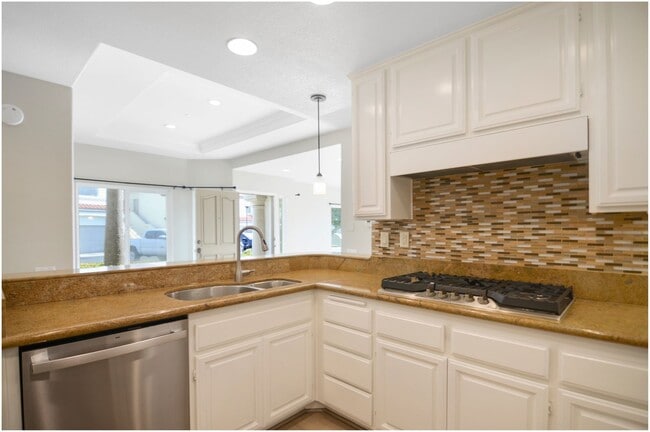 Building Photo - Tennis Villas 2 Bedroom Condo!