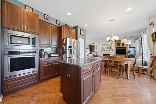 Building Photo - Stunning Mundelein Home on a Quiet Cul-de-Sac with Pond Views
