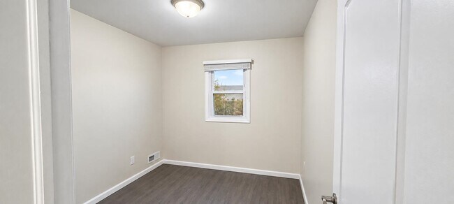 Building Photo - 275 Maple St