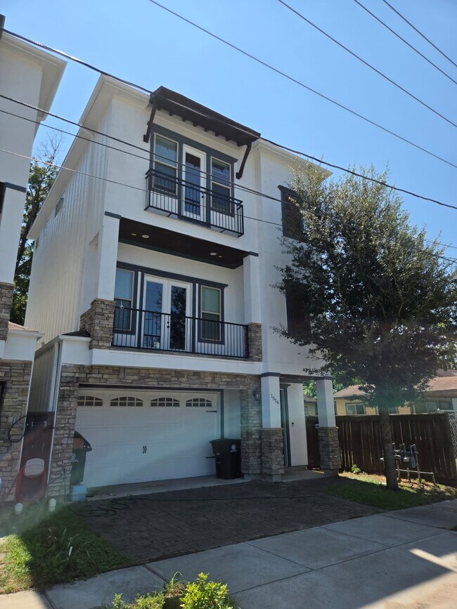 Building Photo - 1516 Amundsen St