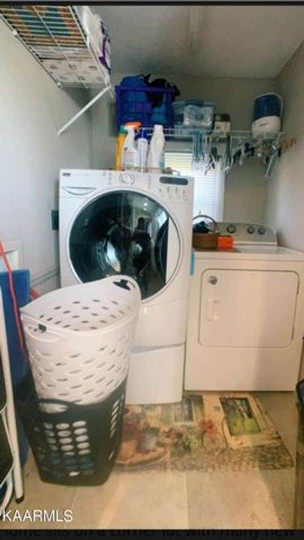 Building Photo - Maryville 37804 - 3 bedroom, 1.5 bath home - Call Troy Adams  865-233-6949