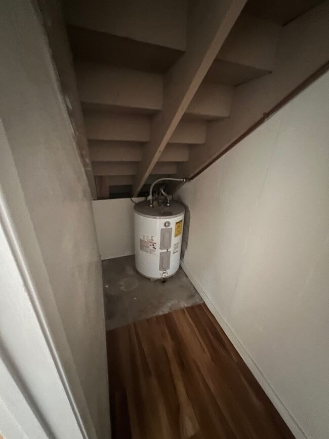 Building Photo - 2-bed 2-bath 1- parking Tropic Gardens Town House for rent!