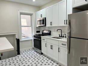 Building Photo - 4BR 1BA Floor Through Classic 7 w/ Parking...