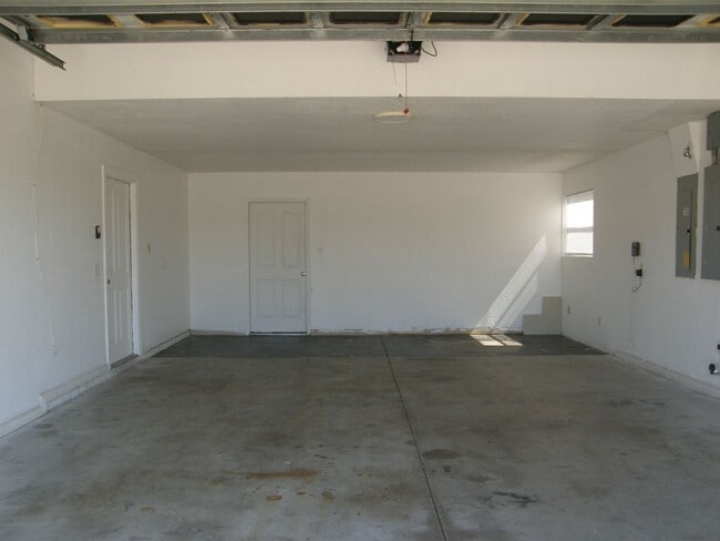 Building Photo - Multi Generation Rental Home centrally located in Spring Hill