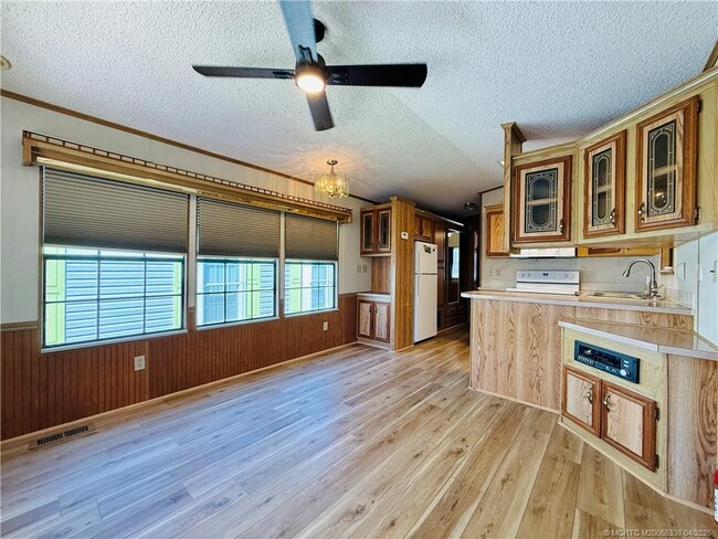 Building Photo - 10851 S Ocean Dr