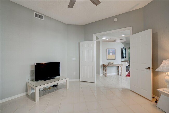 Building Photo - 10173 Andover Coach Cir