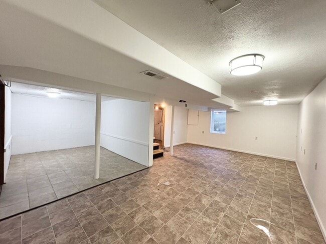 Building Photo - Attached Garage 3 Bed 2 Bath