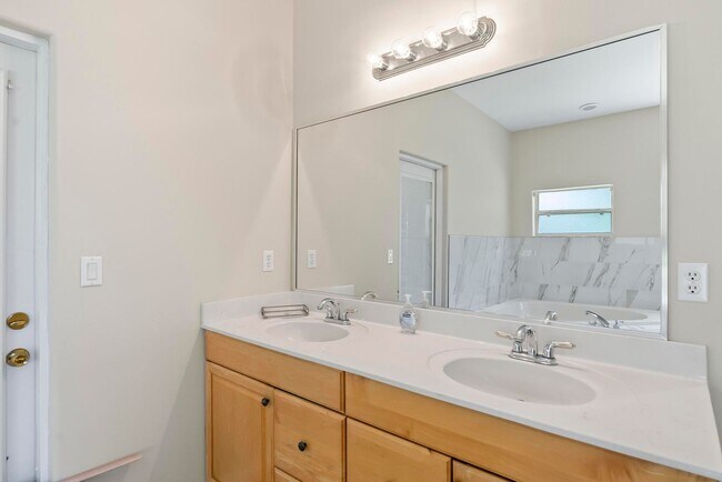 Building Photo - 24 Lakecliff Dr