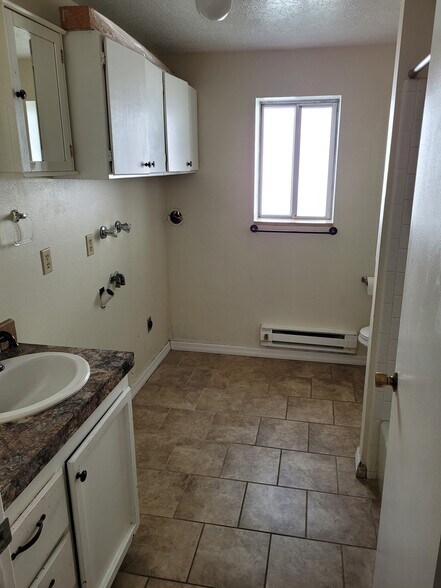 bathroom - 180 E 100 N