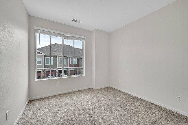 Building Photo - $2,250 - 2 Bed,1 Bath, Updated townhome in...