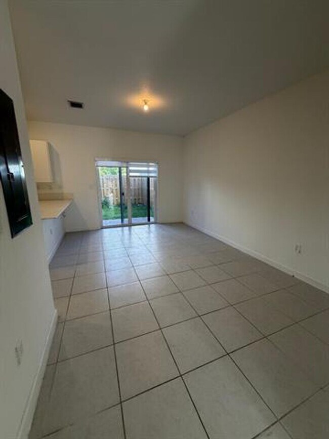 Building Photo - 2885 SE 25th Ave