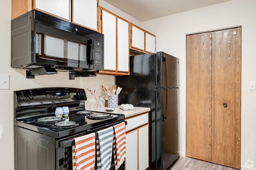 Primary Photo - Lakeside Apartments