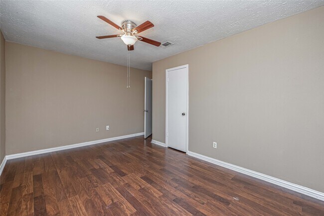 Building Photo - 16778 Glen Eagle Dr N