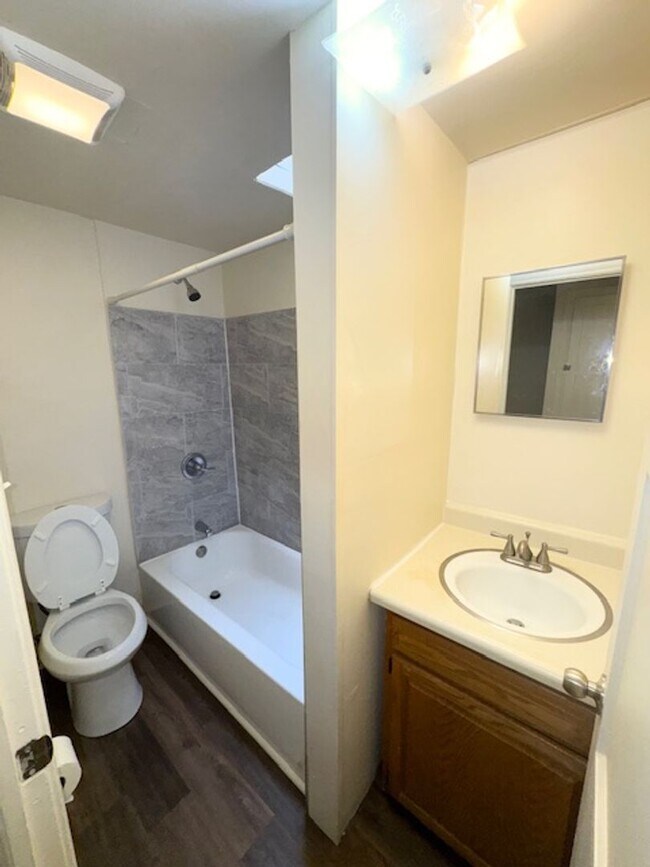 Building Photo - 2 Bedroom Townhome